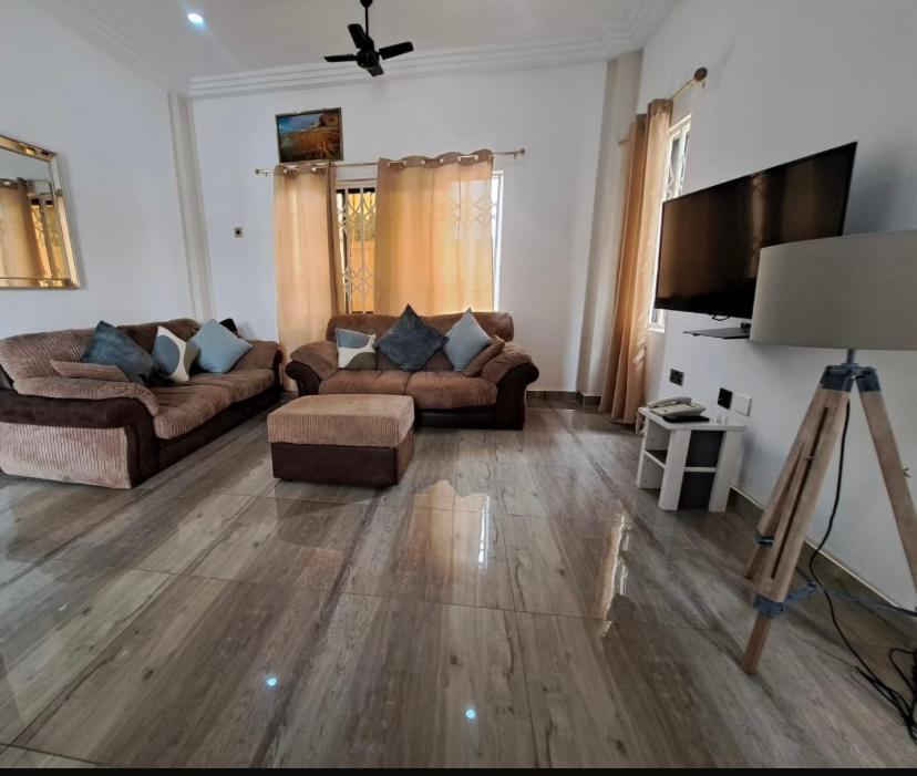 Baffour Apartments Adiebeba Екстериор снимка